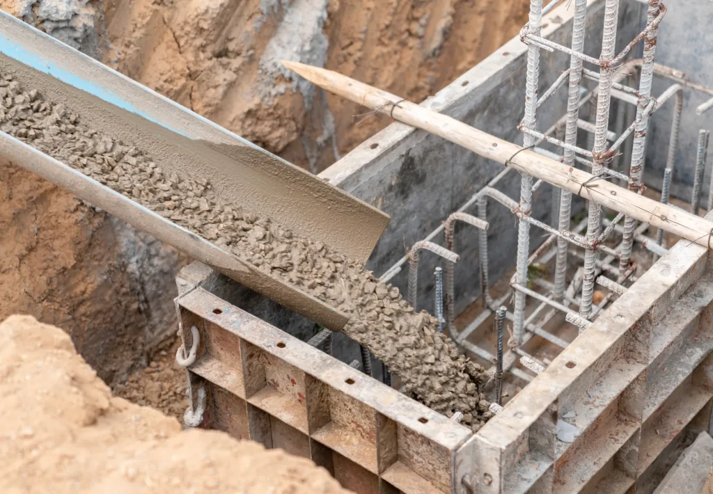 Coulage du béton dans le coffrage ferraillé d’une fondation